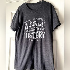 🎱 GRAPHIC TEE | M